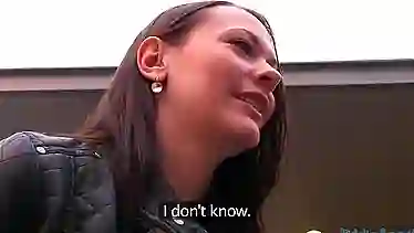 За деньги показала сиськи, сосала хуй и получала сперму на писю