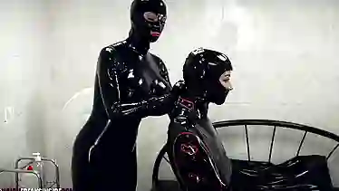 Две девушки в латекс порно будут наряжаться в костюм и ложиться