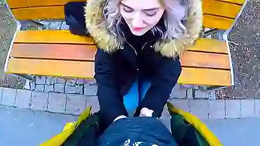 Русская на лавке сосет хуй пикапера
