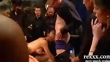 Девушку жестко ебут толпой