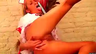 Пьяная русская медсестра дрочит жопу