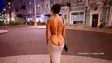 Снимают ночью на улице публичное секси видео с позированием голой русской девушки