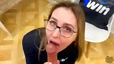 Русская мамка ублажает пасынка, чтобы получить секрет заработка в интернете для шубы