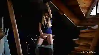 Спряталась на чердаке, чтобы письку мокрую подрочить шаловливыми пальчиками