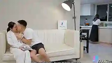 Китайская студентка стонет громко от члена в письке с презервативом от пошлого скуфа